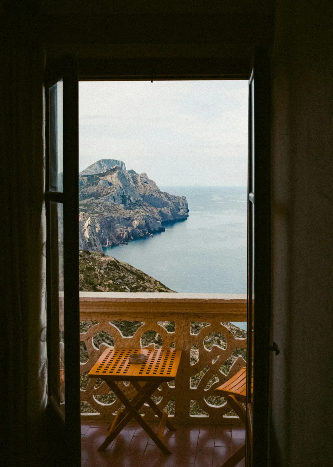 Fenêtre ouverte sur un balcon et la mer