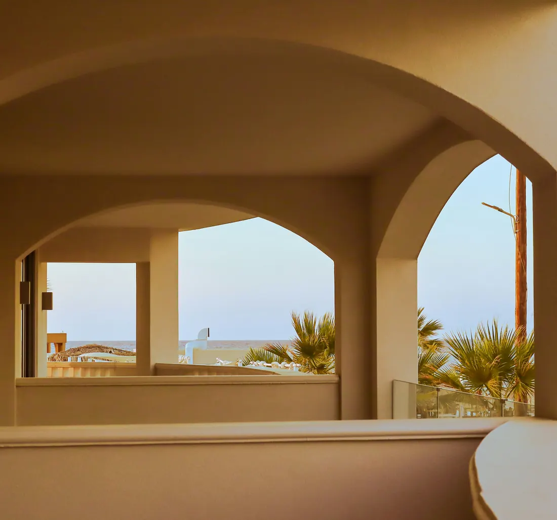 Terrasse couverte en arches, ouverte sur la mer