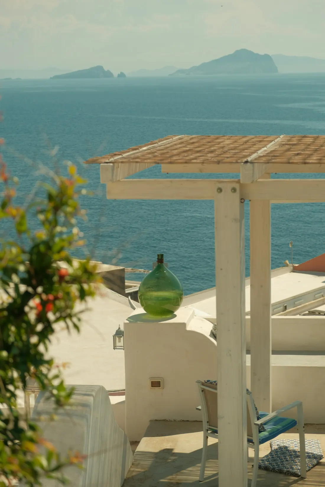 Terrasse sous pergola face à la mer et aux îles