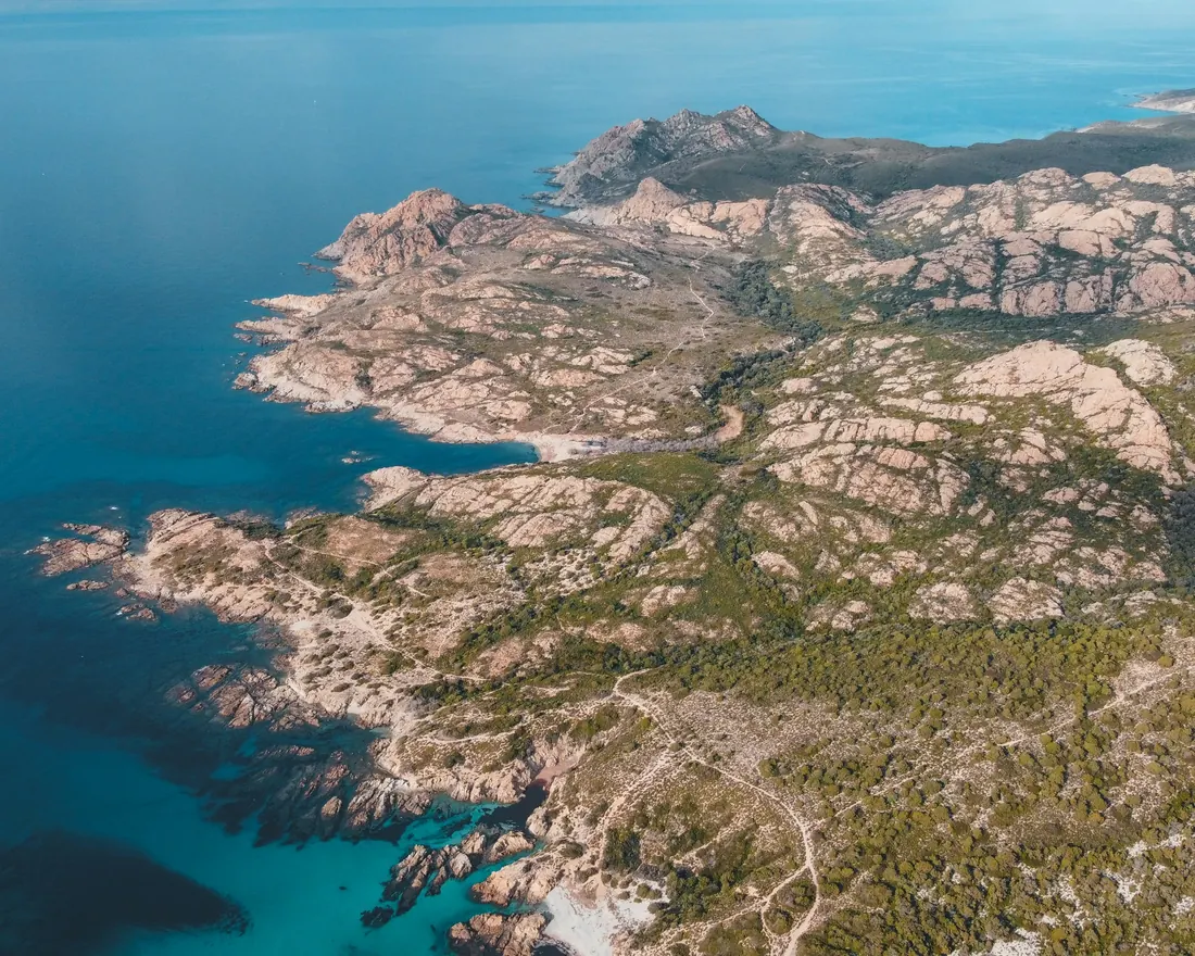 Côte rocheuse et maquis vus du ciel