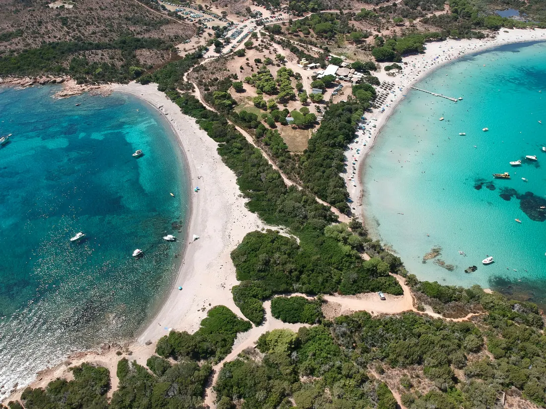 Vue aérienne de deux plages de sable et d'une eau turquoise