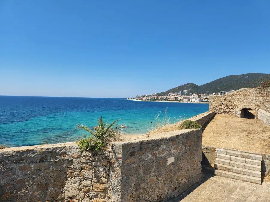 Mur de pierre au-dessus d'une baie