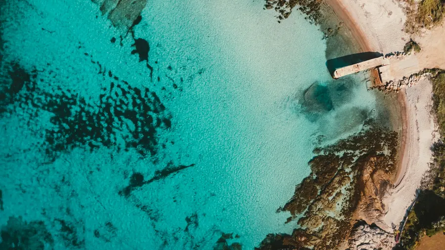 Eau turquoise et sable vus du ciel